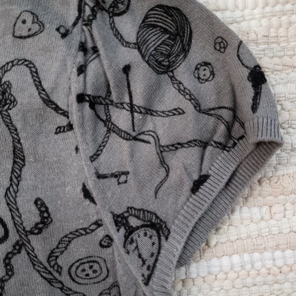 H&M Sewing Knitting Novelty Print Short Sleeve Grey Sweater in Size 6 - Picture 4 of 9